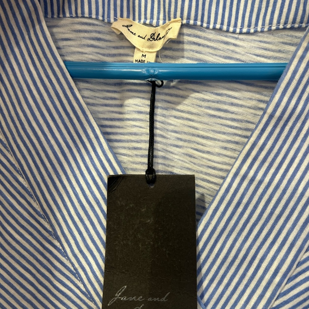 Jane and Delaney blue and white striped v-neck top. Cap sleeves. Size M. NWT - Picture 3 of 6